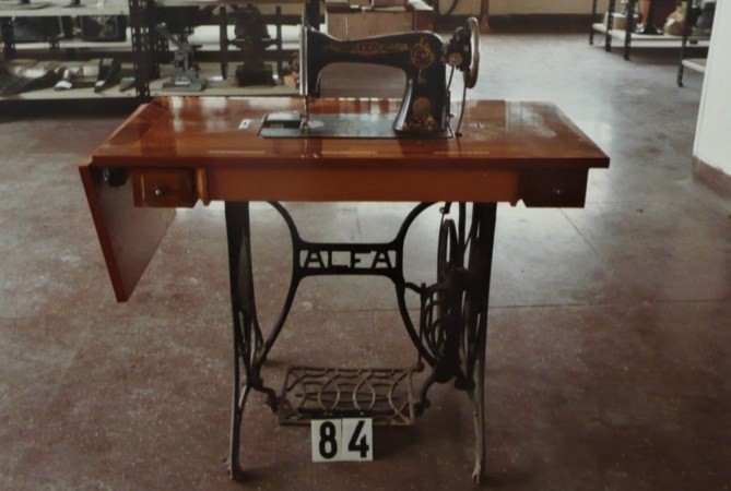 Máquina de coser Alfa modelo A. (Industria Higigarriaren Kultura Ondarearen Gordailuko artxiboa. Eusko Jaurlaritza).
