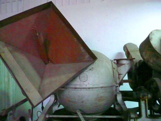 Tostador fabricado por Electrodomésticos Gruber, perteneciente a la instalación para obtener cacao líquido. (Konsoni Lantegia).