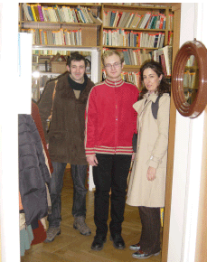 El lector Aitor Arruza, a la izquierda con Lorea Bilbao y un alumno de primero de la Universidad  de Varsovia