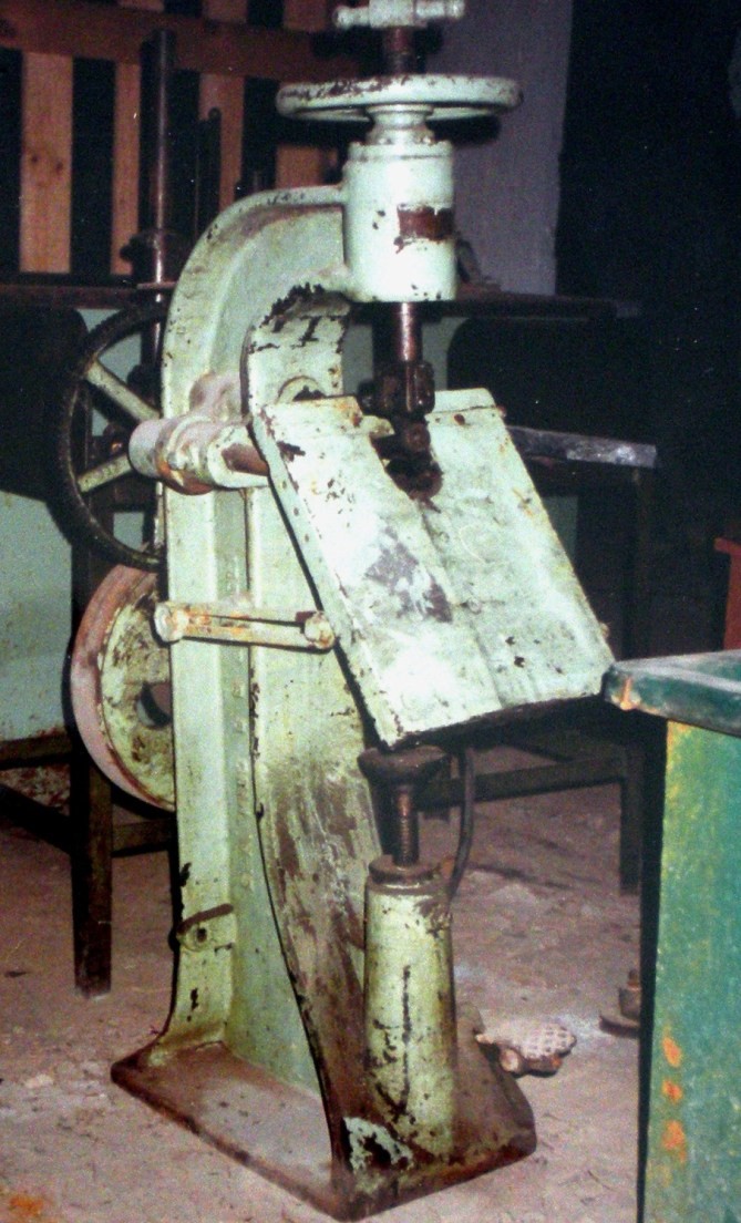 Grabadora de cilindro o ruleteadora Mino G.B. & Figli en las antiguas instalaciones de CORTASA (1989). Archivo Depósito de Patrimonio Cultural Industrial Mueble (Gobierno Vasco).