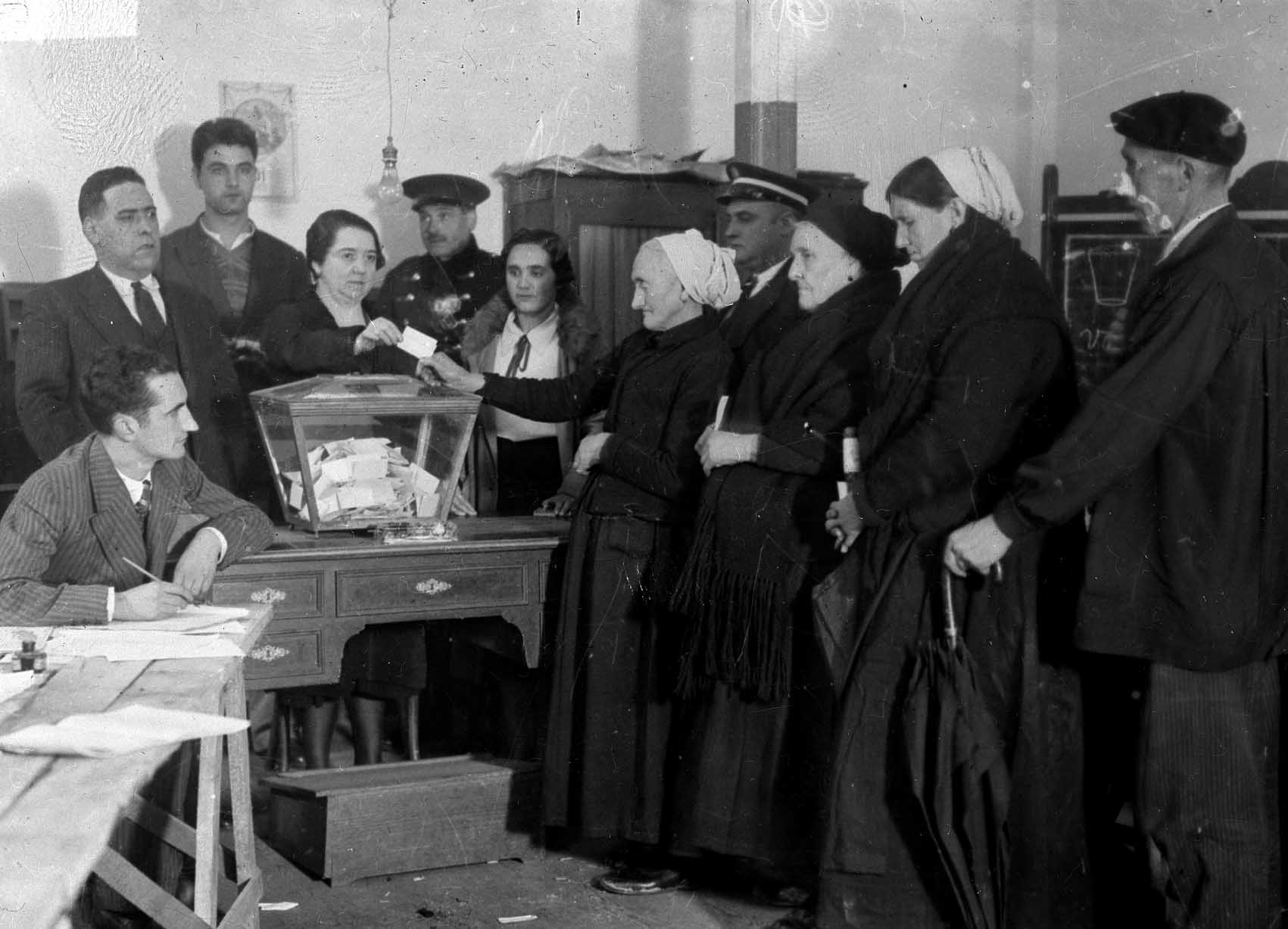 Mujeres votando en las elecciones al Estatuto Vasco