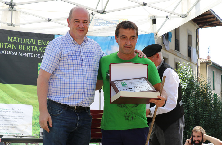 Bittor Oroz entrega el primer premio del Concurso de Ganado de Vacuno de Raza Pirenáica de Gipuzkoa