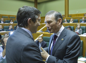 El nuevo Lehendakari Patxi Lpez recibe el saludo del Lehendakari saliente Juan Jos Ibarretxe (JB)