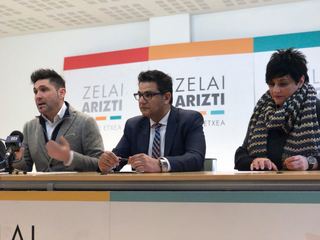 Mikel Serrano , alcalde de Zumarraga, Juan Andrades y Rosa Maiza, primera teneiente de alcalde de Zumarraga