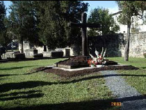 Diferentes vistas de la ubicacin de la fosa comn en el interior del cementerio de Amorebieta.