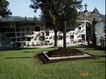 Diferentes vistas de la ubicacin de la fosa comn en el interior del cementerio de Amorebieta.