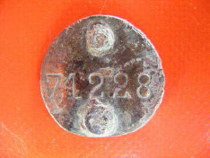 71228. zenbakia daraman identifikazio-txapa.