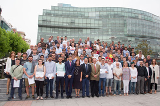 Cristina Uriarte eta Jorge Arevalo Lanbide Heziketako sailburuordea, Espezializazio Ziurtagiriak jaso dituzten ikasleekin eta programan parte hartu duten enpresetako ordezkariekin batera