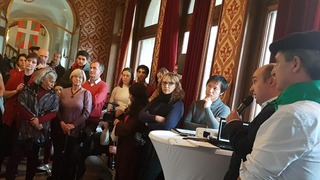 Irudian Gorka �lvarez Aranburuk mikrofonoa eskuan duela eta Josu Agirre Amantegi, bruseldar peto-petoa eta Europako hiriburuko euskal etxeko presidentea.  