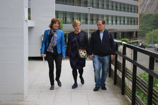 Cristina Uriarte Haurreskolak Partzuergoko zuzendari Maite Larra�agarekin (erdian) eta Vicen� Arnaiz psikologo menorcarrarekin, jardunaldira iritsi den unean