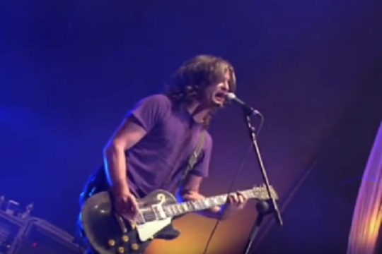 20 artistek lagundu dute Boni omentzen, bere ibilbideko abesti ikonikoekin