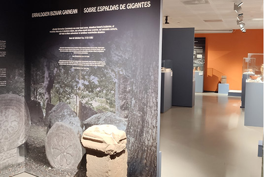 "Erraldoien bizkar gainean", gure arkeologiaren historiografian zehar ibilbidea