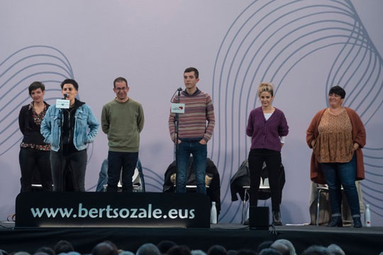 Bertsolari Txapelketa Nagusia: Alaia Martin nagusitu da Amurrion jokatutako finalaurrekoan Bertsolari Txapelketa Nagusia: Alaia Martin nagusitu da Amurrion jokatutako finalaurrekoan