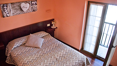 Logela bikoitza, komunarekin eta kanpora begira