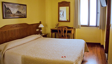 Logela bikoitza, komunarekin eta kanpora begira