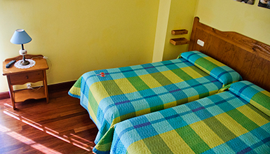 Bi oheko logela, komunarekin eta kanpora begira