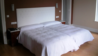 Chambre avec deux lits