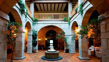 Claustro y cristalera del hotel San Roque