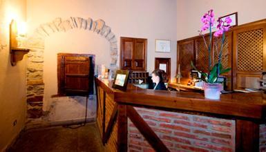 San Roque hotelaren harrera-lekua