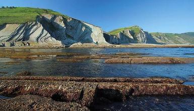 Situado en el Biotopo Protegido del Tramo Litoral Deba-Zumaia