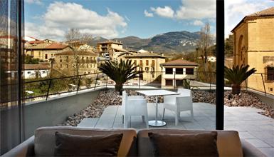 Hotelean bista ederrez gozatuko dugu