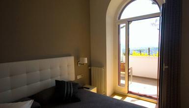 Habitaci�n y terraza con vistas