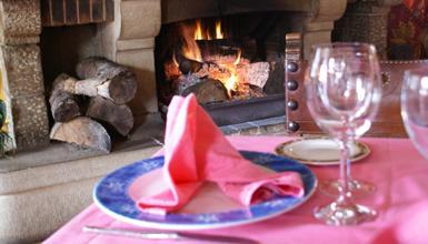 Mesa junto a la chimenea