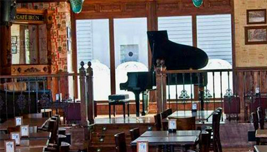 caf� with live theatre 