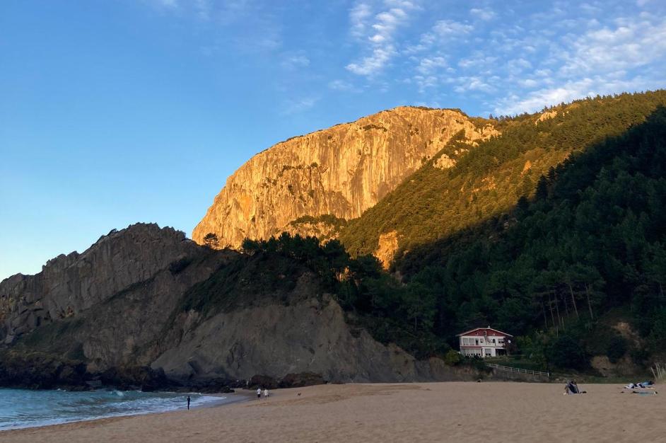 Imagen del atardecer en la playa de Laga totalmente despejada