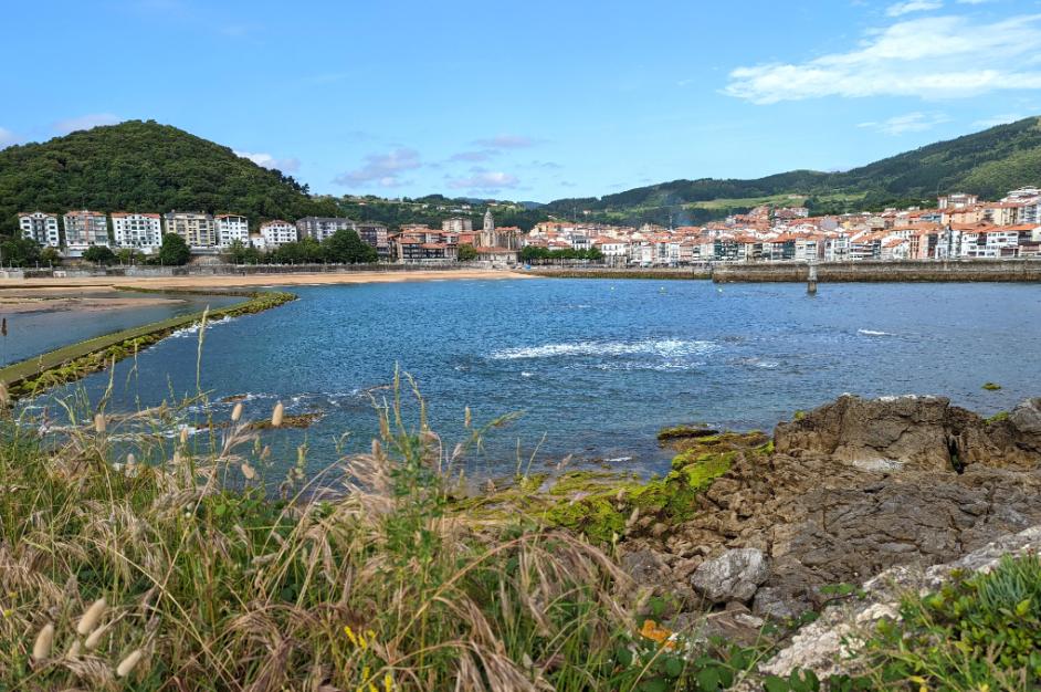 Lekeitio desde la isla de Garraitz 