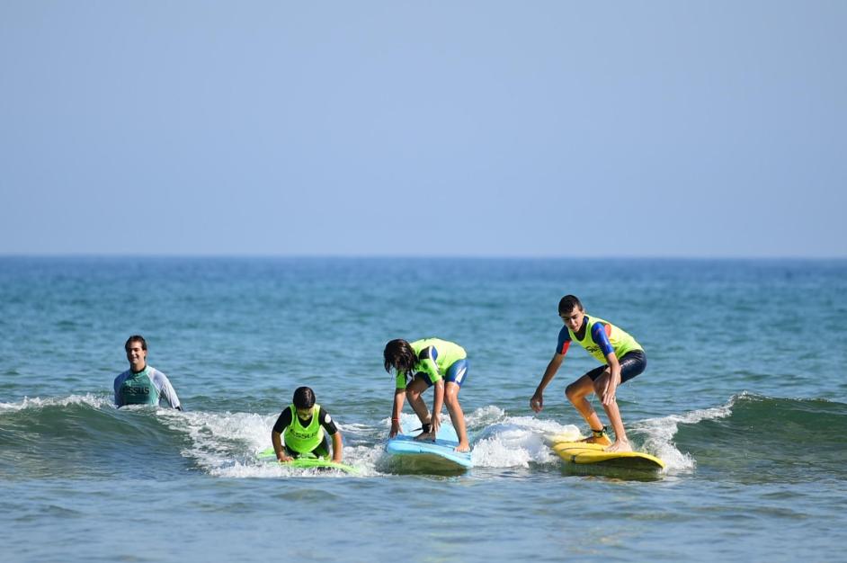 Surf en la playa de  Zarautz