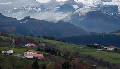 Aizarnazabal, rodeado de montes