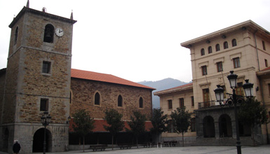 L'�glise San Bartolom� et la mairie