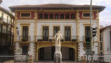 Escultura de J. S. Elcano frente al Ayuntamiento de Getaria