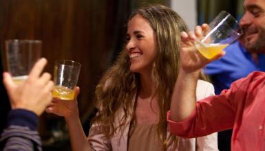 La sidra sabe mejor cuando t� la escoges 