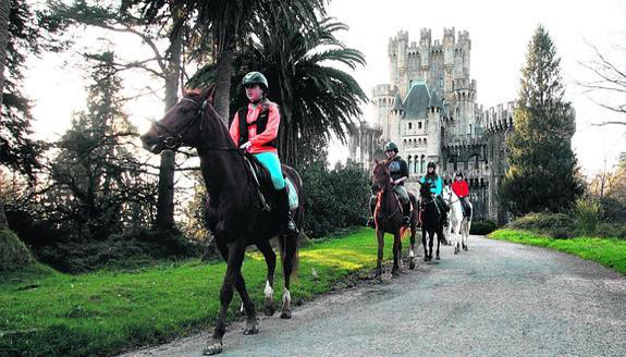 Paseo a caballo por el Castillo de Butrón Paseo a caballo por el Castillo de Butrón