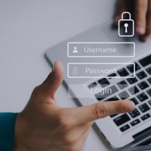 Una mano al lado de un teclado, con los iconos de acceso a un programa a su alrededor.