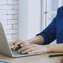 Manos de un hombre escribiendo en el teclado de un ordenador acerca de las buenas pr&aacute;cticas en las crisis de seguridad digital.
