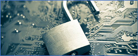 Imagen de un candado sobre unos chips.