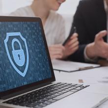 Imagen en primer t&eacute;rmino de un ordenador port&aacute;til en cuya pantalla se ve el dibujo de un candado.