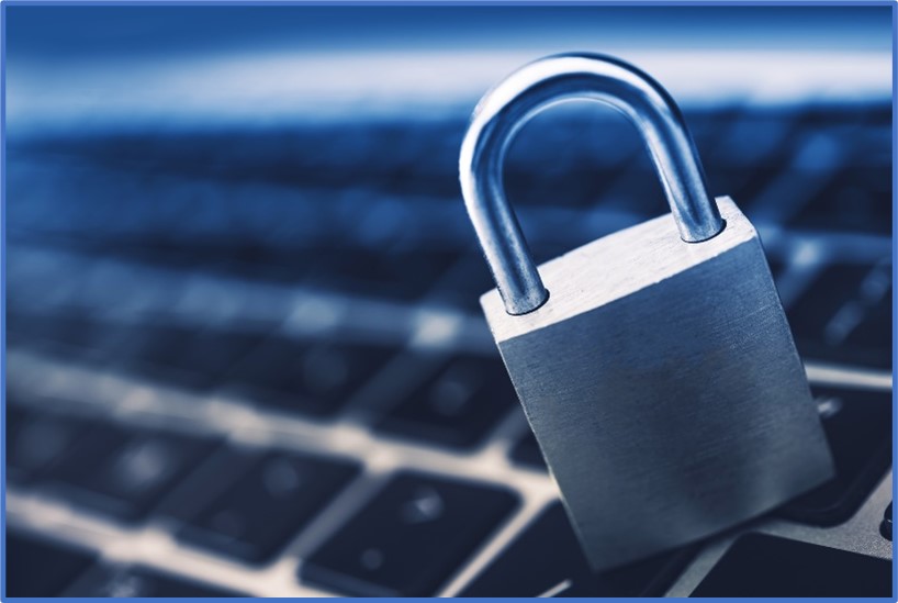 Un candado sobre el teclado de un ordenador.