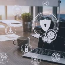 Ordenagailu eramangarri honen gainean ezkutu baten, engranajeen eta giltzarrapo baten ikonoak agertzen dira. Programa maltzurren aurkako babesa adierazten du.