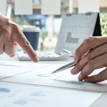 Manos de dos personas sobre una libreta, en medio de una charla sobre DRP - Disaster Recovery Plan.