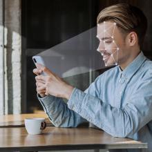 Gizon batek egiaztatzen du bere telefono mugikorrak konfigurazio segurua duela.