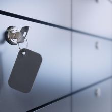 Imagen de una llave dentro de la cerradura de un casillero, que representa a los perfiles urderground muleros.