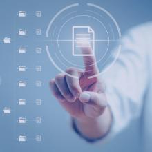 Esku bat ikono bat sakatzen pantaila batean, PIC (Azpiegitura Kritikoen Babesa) erregulazioa irudikatzen duena.