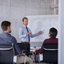 Gizon bat zutik arbel baten ondoan, bi pertsonari estandarren jardunbide egokiak azaltzen.