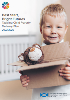 'Best start, bright futures. Tackling Child Poverty Delivery Plan 2022-2026' (The Scottish Government, 2022) dokumentoaren azalaren zati bat erreprodukzioa