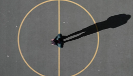 'La desigualdad oculta tras el aumento de la esperanza de vida: La importancia de vigilar la disparidad en la duraci&oacute;n de la vida' (CENIE, 2022) dokumentoaren azalaren zati bat erreprodukzioa