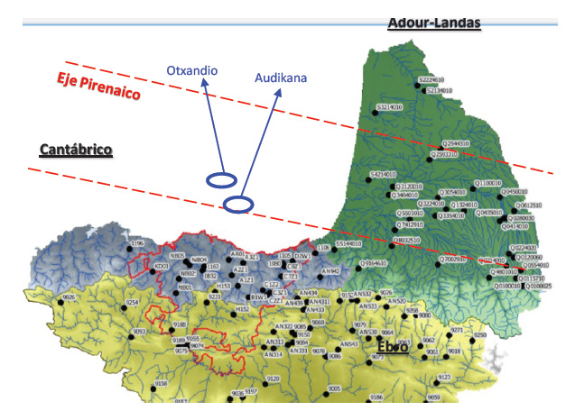 Ubicación y código de las estaciones analizadas. Zonación espacial general utilizada en este estudio: Cuencas hidrográficas de Adour-Landas, Cantábrico, y Ebro. Adicionalmente se ha considerado el Eje Pirenaico (zona cantábrica y Pirineos).